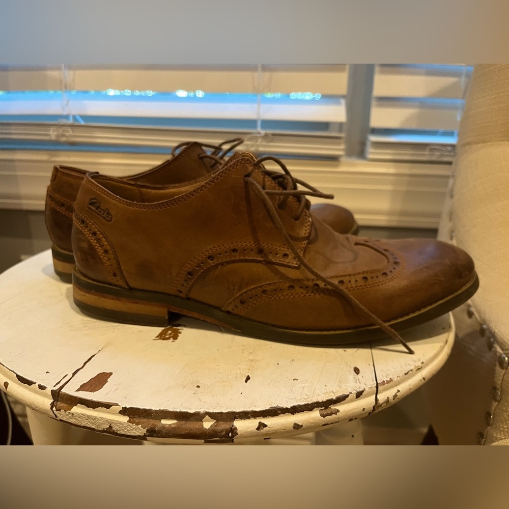 Men’s Clarks Dress shoe. Size 8.5. Make an offer and I’ll ship in 24 hours.